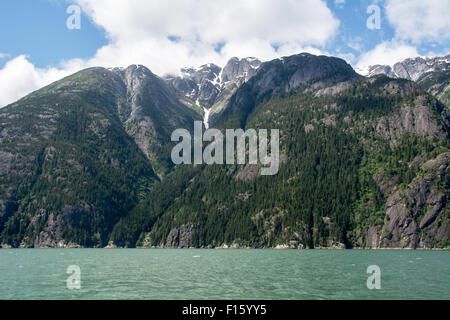 Un robusto fiordo di montagna nel canale di Gardner, un ingresso del Pacifico, nel grande orso nella foresta pluviale, British Columbia, Canada. Foto Stock