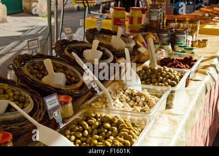 Un assortimento di olive, aglio e pomodori secchi per la vendita sul mercato alimentare in stallo Foto Stock