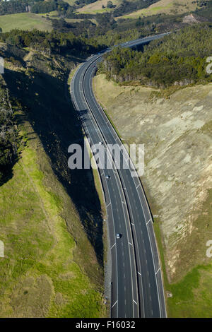 Porta nord strada a pedaggio, statale, nei pressi di Orewa, a nord di Auckland, Isola del nord, Nuova Zelanda - aerial Foto Stock