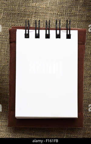 Blank aprire Blocco note di bianco su sfondo di sacco Foto Stock