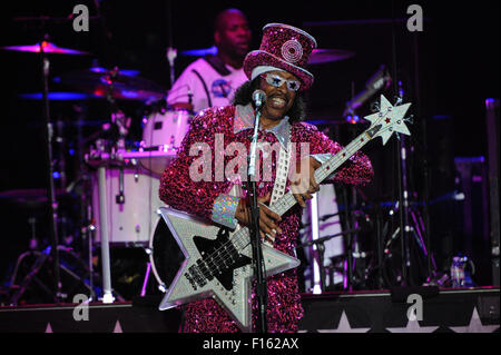 Philadelphia, Pennsylvania, USA. Il 27 agosto, 2015. Il leggendario Rock and Roll Hall of Famer, BOOTSY COLLINS, effettuando in corrispondenza dell centro musicale "l'essenza del divertimento" 2015 concerto estivo di credito serie: Ricky Fitchett/ZUMA filo/Alamy Live News Foto Stock