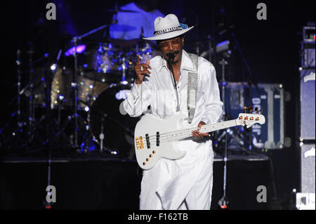 Philadelphia, Pennsylvania, USA. Il 27 agosto, 2015. Il leggendario bassista chitarrista, Larry Graham, effettuando in corrispondenza dell centro musicale "l'essenza del divertimento" 2015 Concerto estivo serie Graham ex bassista di Sly e la pietra della famiglia è il frontman per il suo gruppo. Graham Central Station Credit: Ricky Fitchett/ZUMA filo/Alamy Live News Foto Stock