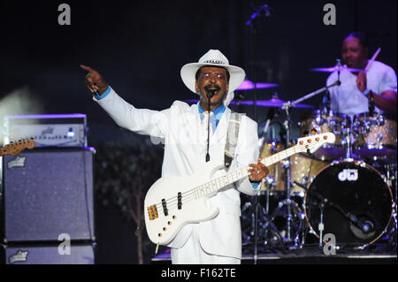 Philadelphia, Pennsylvania, USA. Il 27 agosto, 2015. Il leggendario bassista chitarrista, Larry Graham, effettuando in corrispondenza dell centro musicale "l'essenza del divertimento" 2015 Concerto estivo serie Graham ex bassista di Sly e la pietra della famiglia è il frontman per il suo gruppo. Graham Central Station Credit: Ricky Fitchett/ZUMA filo/Alamy Live News Foto Stock