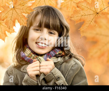 La foto in orizzontale, felice bellissima bambina , ritratto autunnale Foto Stock