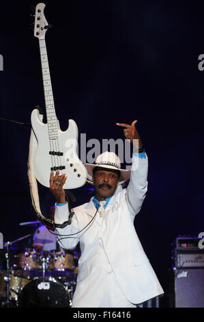 Philadelphia, Pennsylvania, USA. Il 27 agosto, 2015. Il leggendario bassista chitarrista, Larry Graham, effettuando in corrispondenza dell centro musicale "l'essenza del divertimento" 2015 Concerto estivo serie Graham ex bassista di Sly e la pietra della famiglia è il frontman per il suo gruppo. Graham Central Station Credit: Ricky Fitchett/ZUMA filo/Alamy Live News Foto Stock