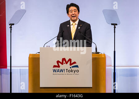 Tokyo, Giappone. 28 Agosto, 2015. Giappone il Primo Ministro Shinzo Abe parla durante l Assemblea mondiale per le donne a Tokyo: WAW! 2015 Il 28 agosto 2015, Tokyo, Giappone. Circa 140 leader femmina (da 40 paesi e 7 organizzazioni internazionali) hanno partecipato il ''WAW! 2015'' per discutere il ruolo delle donne in politica, economia e società. Il primo ministro Abe ha fissato un obiettivo di aumentare la rappresentanza delle donne nei ruoli di gestione per il 30 percento entro il 2020. Credito: Rodrigo Reyes Marin/AFLO/Alamy Live News Foto Stock