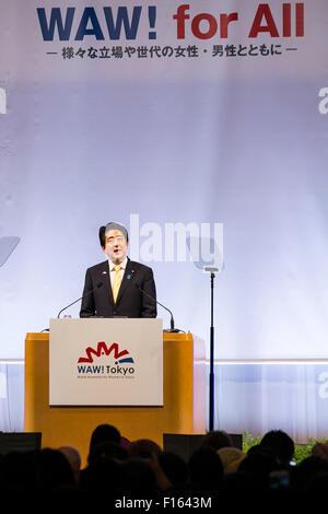 Tokyo, Giappone. 28 Agosto, 2015. Giappone il Primo Ministro Shinzo Abe parla durante l Assemblea mondiale per le donne a Tokyo: WAW! 2015 Il 28 agosto 2015, Tokyo, Giappone. Circa 140 leader femmina (da 40 paesi e 7 organizzazioni internazionali) hanno partecipato il ''WAW! 2015'' per discutere il ruolo delle donne in politica, economia e società. Il primo ministro Abe ha fissato un obiettivo di aumentare la rappresentanza delle donne nei ruoli di gestione per il 30 percento entro il 2020. Credito: Rodrigo Reyes Marin/AFLO/Alamy Live News Foto Stock