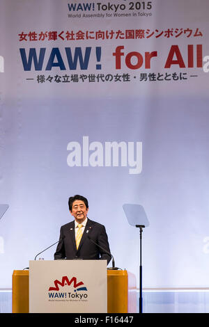 Tokyo, Giappone. 28 Agosto, 2015. Giappone il Primo Ministro Shinzo Abe parla durante l Assemblea mondiale per le donne a Tokyo: WAW! 2015 Il 28 agosto 2015, Tokyo, Giappone. Circa 140 leader femmina (da 40 paesi e 7 organizzazioni internazionali) hanno partecipato il ''WAW! 2015'' per discutere il ruolo delle donne in politica, economia e società. Il primo ministro Abe ha fissato un obiettivo di aumentare la rappresentanza delle donne nei ruoli di gestione per il 30 percento entro il 2020. Credito: Rodrigo Reyes Marin/AFLO/Alamy Live News Foto Stock