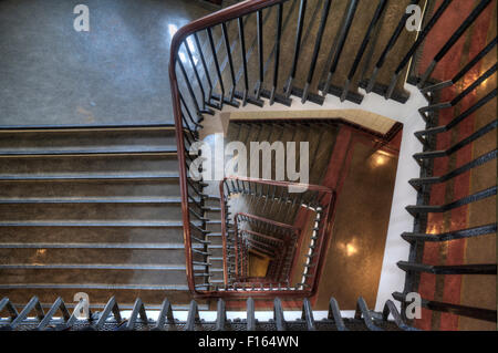 Scala dalla parte superiore della Chilehaus, ex ufficio tradizionale edificio costruito nel 1922-1924, la città anseatica di Amburgo Foto Stock