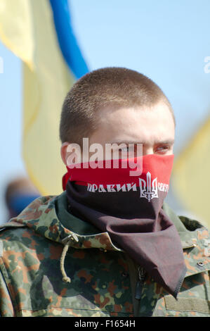 Odessa, Ucraina. 15 ottobre, 2014. Marzo 30, Odessa, Ucraina . Radical '' settore destro '' e di auto-difesa maidaïen . Marzo 30, Odessa, Ucraina. Rally sostenitori marzo maidaïen in Odessa. Questo incontro è dedicato al Giorno del Ricordo 40 giorni dopo l'ucciso di ''sotnia celeste.'' in un rally a cui hanno partecipato più di cinque mila persone. Il principale slogan :.'' gloria all'Ucraina - eroi di Gloria''.'' la morte per i nemici ''.''eroi non muoiono - Die nemici ''.''Oleksandr Muzychko (Sashko Bily) - prendiamo vendetta per voi © Andrey Nekrasov/ZUMA filo/ZUMAPRESS.com/Alamy Live News Foto Stock