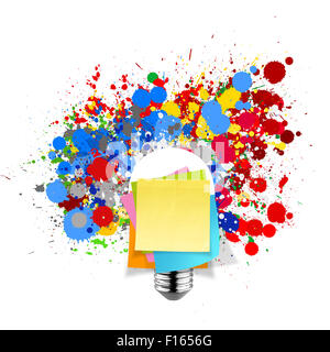 Vuoto una nota adesiva con colori splash lampadina su sfondo bianco come concetto Foto Stock