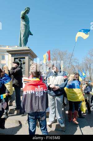 Odessa, Ucraina. 15 ottobre, 2014. Marzo 30, Odessa, Ucraina . Radical '' settore destro '' e di auto-difesa maidaïen . Marzo 30, Odessa, Ucraina. Rally sostenitori marzo maidaïen in Odessa. Questo incontro è dedicato al Giorno del Ricordo 40 giorni dopo l'ucciso di ''sotnia celeste.'' in un rally a cui hanno partecipato più di cinque mila persone. Il principale slogan :.'' gloria all'Ucraina - eroi di Gloria''.'' la morte per i nemici ''.''eroi non muoiono - Die nemici ''.''Oleksandr Muzychko (Sashko Bily) - prendiamo vendetta per voi © Andrey Nekrasov/ZUMA filo/ZUMAPRESS.com/Alamy Live News Foto Stock