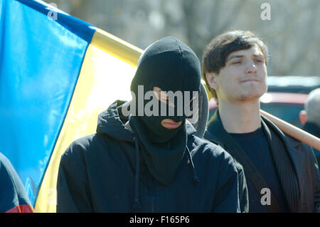 Odessa, Ucraina. 15 ottobre, 2014. Marzo 30, Odessa, Ucraina . Radical '' settore destro '' e di auto-difesa maidaïen . Marzo 30, Odessa, Ucraina. Rally sostenitori marzo maidaïen in Odessa. Questo incontro è dedicato al Giorno del Ricordo 40 giorni dopo l'ucciso di ''sotnia celeste.'' in un rally a cui hanno partecipato più di cinque mila persone. Il principale slogan :.'' gloria all'Ucraina - eroi di Gloria''.'' la morte per i nemici ''.''eroi non muoiono - Die nemici ''.''Oleksandr Muzychko (Sashko Bily) - prendiamo vendetta per voi © Andrey Nekrasov/ZUMA filo/ZUMAPRESS.com/Alamy Live News Foto Stock