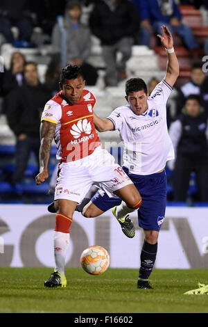 Montevideo, Uruguay. Il 27 agosto, 2015. Alfonso Espino (R) dell'Uruguay Nacional vies la sfera con Wilson Morelo della Colombia Independiente Santa Fe durante la seconda fase del South American Cup a Montevideo, Uruguay, su agosto 27, 2015. Independiente Santa Fe ha vinto 2-0. © Nicolas Celaya/Xinhua/Alamy Live News Foto Stock