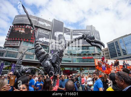 Toronto, Canada. Il 27 agosto, 2015. Buskers da Paesi Bassi eseguire un costume stilt show con 18 piedi di altezza i dinosauri durante il 2015 Internazionale di Toronto a BuskerFest Yonge-Dundas Square a Toronto, Canada, 27 agosto 2015. I quattro giorni del festival ha dato dei calci a fuori il giovedì. Credito: Zou Zheng/Xinhua/Alamy Live News Foto Stock