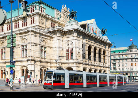 Austria, Vienna, opera square con passaggio di tram Foto Stock