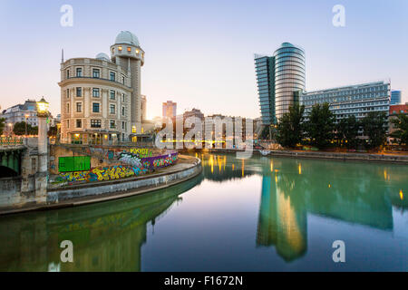 Austria, Provincia di Vienna, Vienna, Urania, Uniqa Tower e canale del Danubio in serata Foto Stock