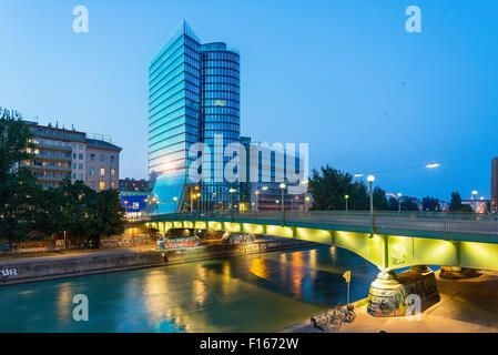 Austria, Vienna Urania, Uniqa Tower e canale del Danubio in serata Foto Stock