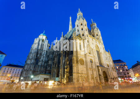 Basso angolo vista della cattedrale di Santo Stefano Foto Stock