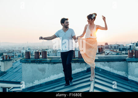 Parigi, giovane camminando su parigi tetti Foto Stock