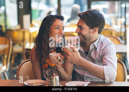 Giovane risalente al cafe, Parigi Foto Stock