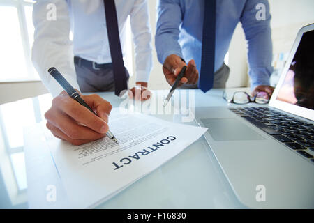 Due partner rivedere i termini e le condizioni di contratto Foto Stock