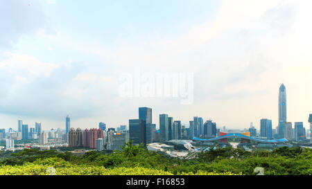 Shenzhen, Cina - agosto 27,2015: Shenzhen cityscape al tramonto con il Centro Civico e il ping di un IFC in primo piano Foto Stock