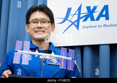 Tokyo, Giappone. Il 27 agosto, 2015. Astronauta giapponese Norishige Kanai parla durante una conferenza stampa presso l'ufficio di Tokyo della Japan Aerospace Exploration Agency Giovedì 27 Agosto, 2015. Kanai, un 38-anno-vecchio ex marittimo Forza di Autodifesa medico per viaggiare nello spazio e di soggiorno presso la Stazione Spaziale Internazionale per circa sei mesi a partire dal mese di novembre 2017. Egli sarà il dodicesimo giapponese per viaggiare nello spazio e il settimo di soggiornare per un periodo di tempo prolungato a bordo della ISS. © AFLO/Alamy Live News Foto Stock