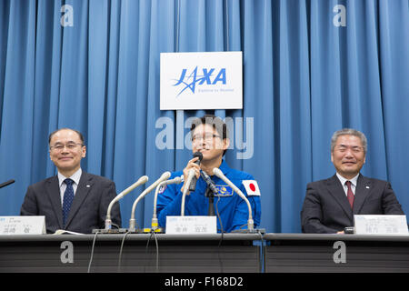 Tokyo, Giappone. Il 27 agosto, 2015. Astronauta giapponese Norishige Kanai, centro, parla nel corso di una conferenza stampa presso l'ufficio di Tokyo della Japan Aerospace Exploration Agency Giovedì 27 Agosto, 2015. Kanai, un 38-anno-vecchio ex marittimo Forza di Autodifesa medico per viaggiare nello spazio e di soggiorno presso la Stazione Spaziale Internazionale per circa sei mesi a partire dal mese di novembre 2017. Egli sarà il dodicesimo giapponese per viaggiare nello spazio e il settimo di soggiornare per un periodo di tempo prolungato a bordo della ISS. © AFLO/Alamy Live News Foto Stock
