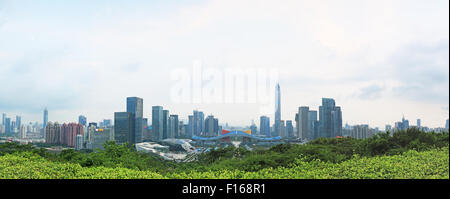 Shenzhen, Cina - agosto 27,2015: Shenzhen cityscape al tramonto con il Centro Civico e il ping di un IFC in primo piano Foto Stock