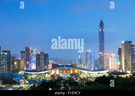 Shenzhen, Cina - agosto 27,2015: Shenzhen città al crepuscolo con il Centro Civico e il ping di un IFC in primo piano Foto Stock