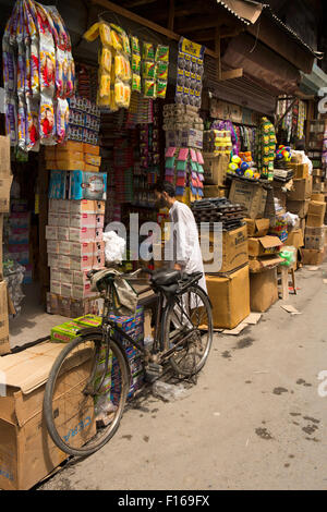 India, Jammu e Kashmir Srinagar, città vecchia, Sri Ranbir Gunj bazaar uomo con bicicletta a ben fornito magazzino Foto Stock