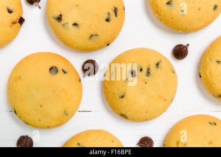 Appena sfornato lava di cioccolato i cookie su sfondo di legno. Foto Stock