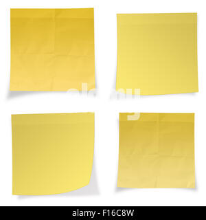 Bigliettino giallo isolato su sfondo bianco Foto Stock