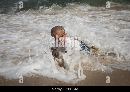 La striscia di Gaza, la Palestina. 28 Agosto, 2015. Palestinesi giocare e nuotare in spiaggia del Mare Mediterraneo come essi godono di un clima caldo e nel nord della Striscia di Gaza. © Ahmed Hjazy/Pacific Press/Alamy Live News Foto Stock