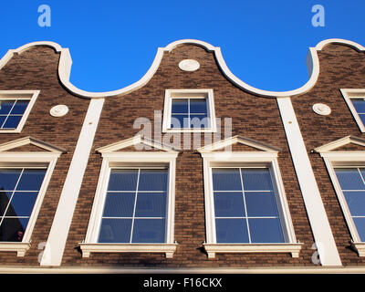 Vista dalla parte inferiore ai piani superiori di un edificio moderno costruito in un antico stile Europeo Foto Stock