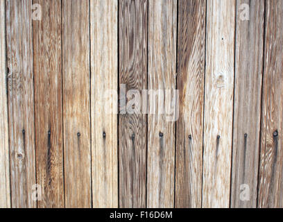Frammento di un vecchio muro in legno fatto di schede non verniciata con chiaramente visibile la texture del legno naturale per uso come sfondo o wa Foto Stock