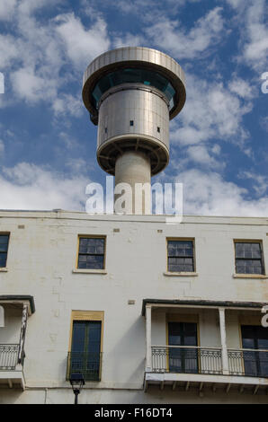 La Sydney Ports Harbour Control Tower fu costruita nel 1974 per gestire il traffico portuale, fu demolita nel 2016 come parte della riqualificazione del Barangaroo Foto Stock