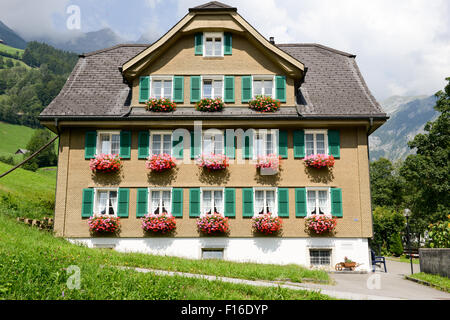 Casa decorata con fiori a Engelberg sulle alpi svizzere Foto Stock