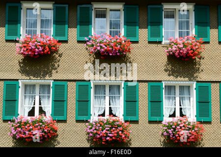 Casa decorata con fiori a Engelberg sulle alpi svizzere Foto Stock