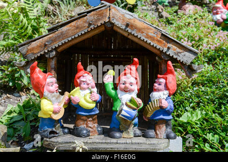 Gnomi da giardino in un giardino di una casa di Engelberg sulle alpi svizzere Foto Stock