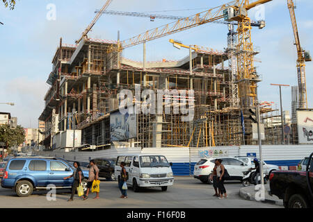 ANGOLA LUANDA, la capitale è uno dei costosi mercati immobiliari in tutto il mondo, il cantiere del nuovo ufficio torre Breve Aqui nel centro, portoghese Somague angolian Engenharia Angola, S.A. Foto Stock