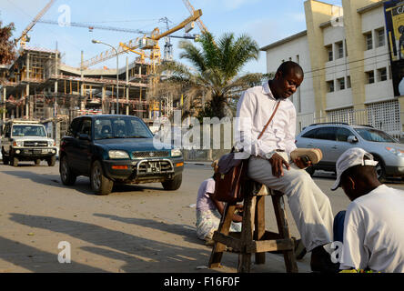 ANGOLA LUANDA, la capitale è uno dei costosi immobili mercati in tutto il mondo sito in costruzione della nuova torre di uffici nel centro, portoghese Somague angolian Engenharia Angola, S.A. Foto Stock