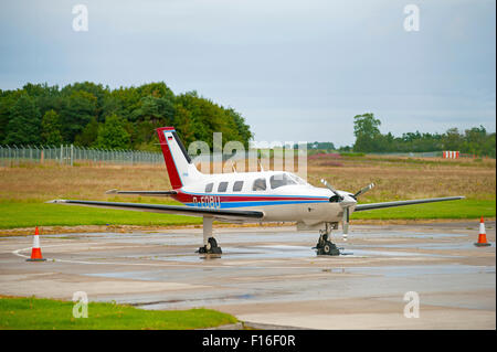 Piper PA46-310P Malibu (D-EDBU) parcheggiata presso l'aeroporto di Inverness. SCO 10,059. Foto Stock