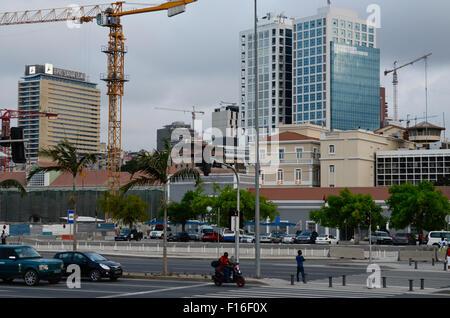 ANGOLA LUANDA, passeggiata a mare e a causa dei ricavi da olio e le esportazioni di diamanti un boom edilizio è visto ovunque e i prezzi immobiliari sono estremamente alta Foto Stock