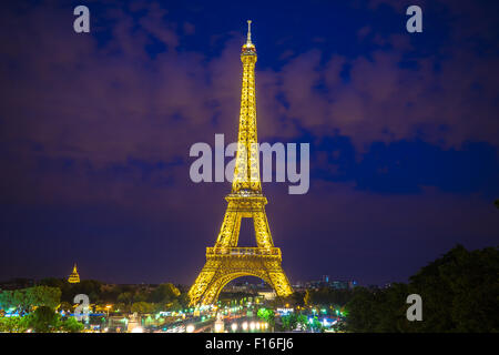 Vista della Torre Eiffel dal Mur de la Paix al tramonto. Foto Stock