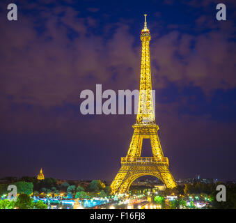 Vista dell'Eiffel Twoer da Mur de la Paix al tramonto. Foto Stock