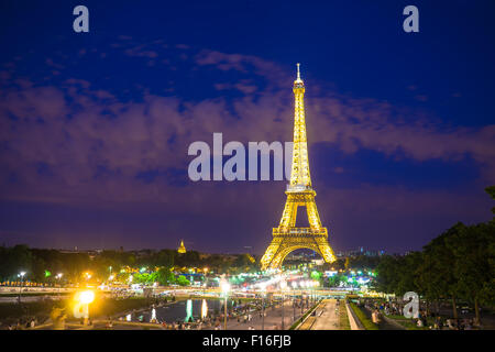 Vista della Torre Eiffel dal Mur de la Paix al tramonto. Foto Stock