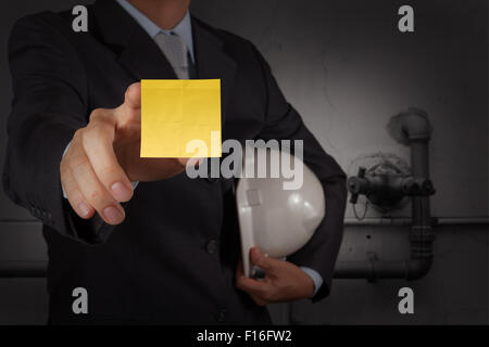 Imprenditore mano mostra grandi lavori parole su una nota adesiva con sfondo bianco come concetto Foto Stock