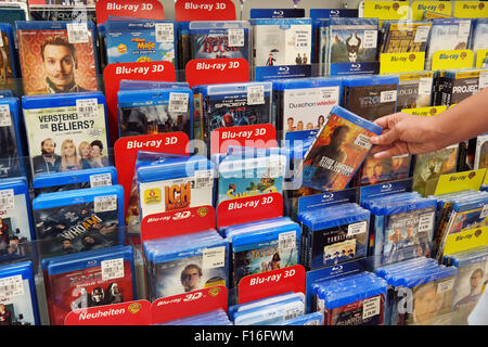 I dischi Blu-ray e DVD in un negozio Foto Stock